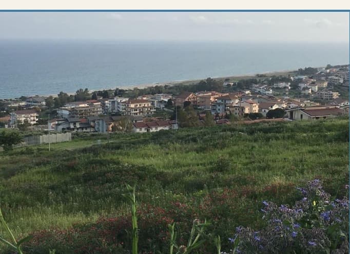 Veduta aerea di Riace fra la collina e il mare