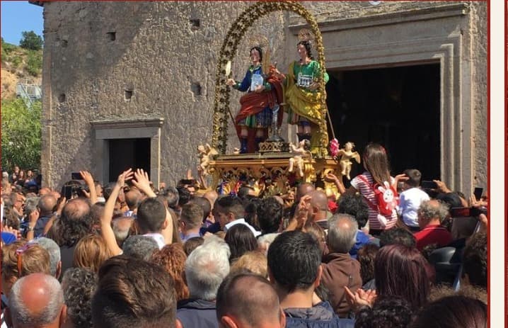 La processione dei Santi Medici davanti al santuario