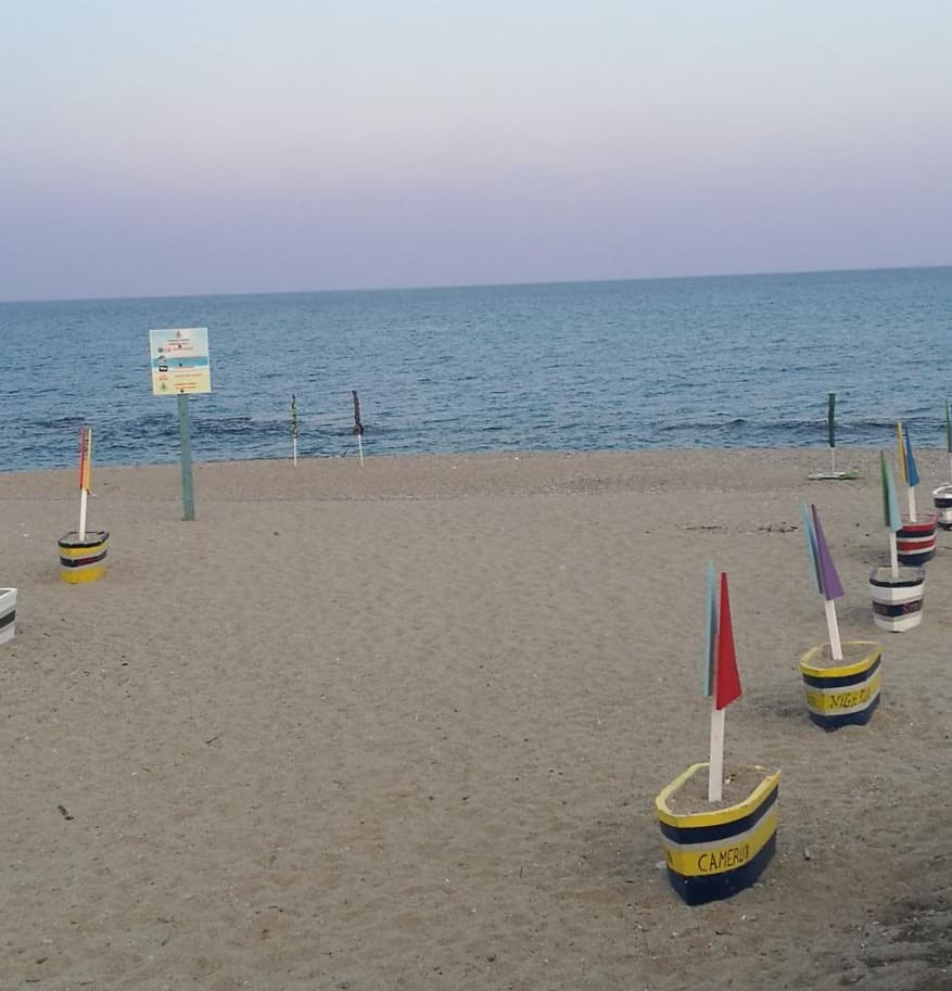 La spiaggia delle barche dipinte a Riace Marina