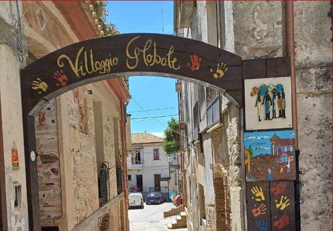 L'arco d'ingresso del Villaggio Globale di Riace