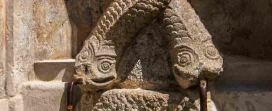 I delfini intrecciati della fontana arabo-normanna del 982