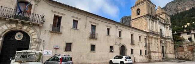 Il borgo di Stilo sotto il monte Consolino